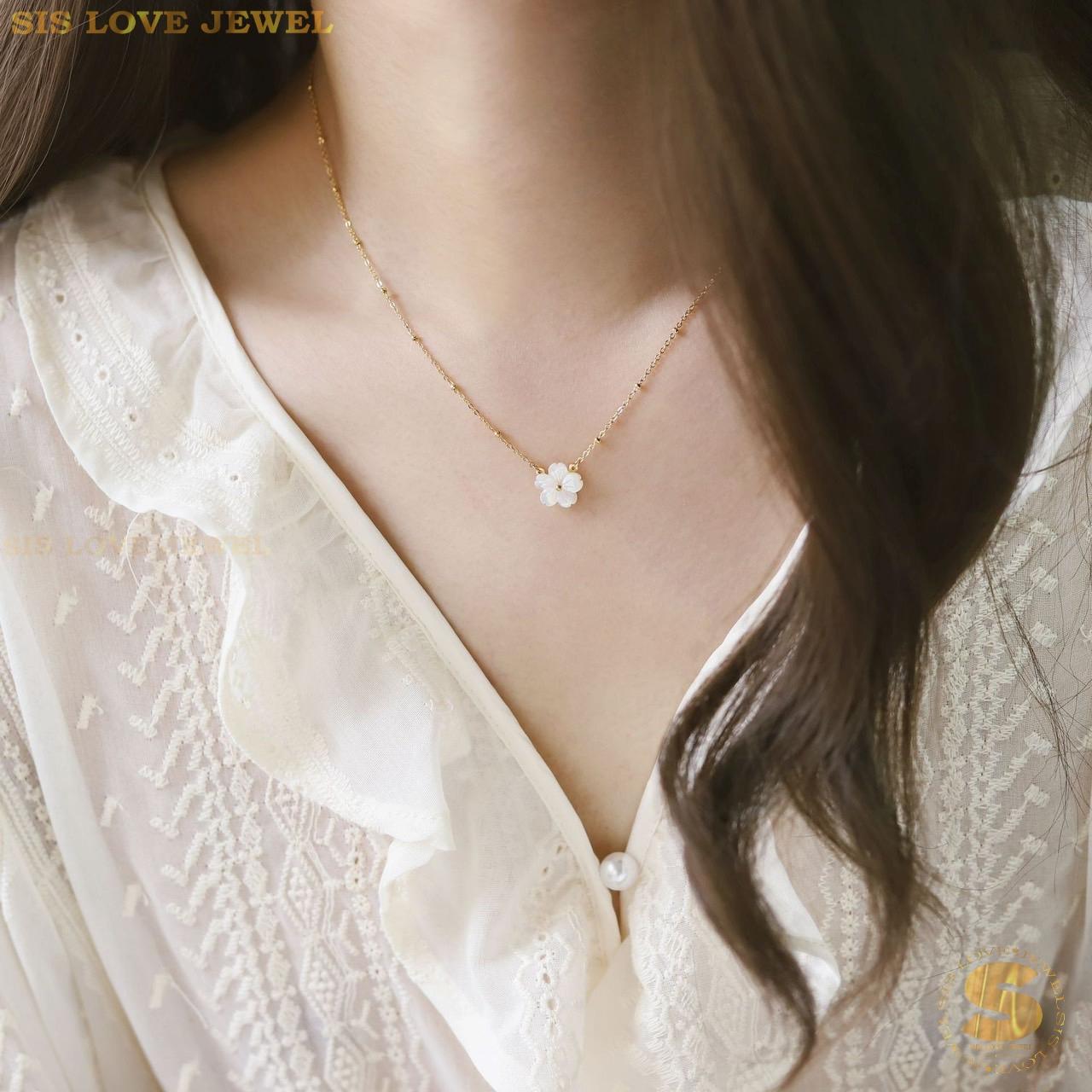 White Flower Shell Necklace N118