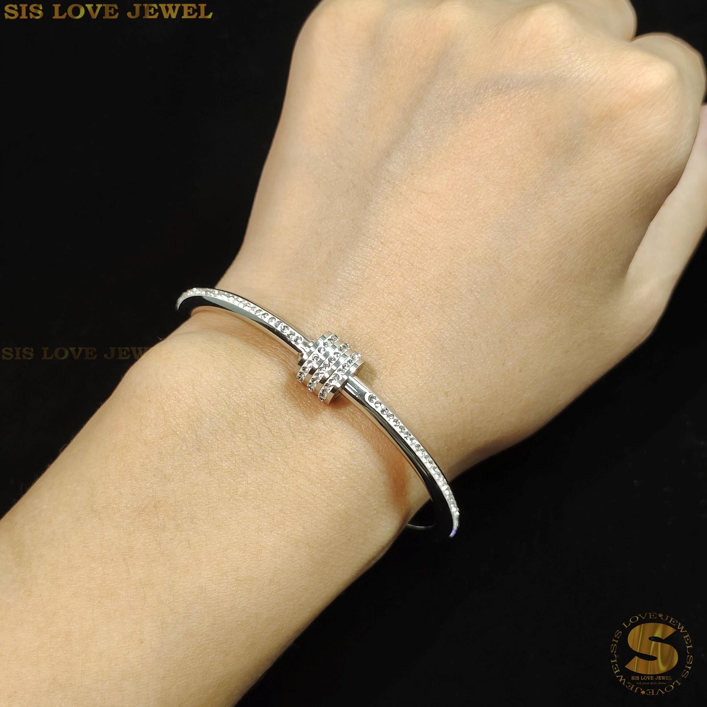 Moonlit Oval Embrace Bangle H090 Silver