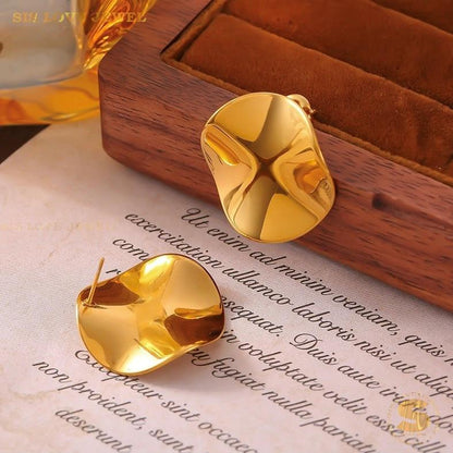 Sleek 18K Gold Irregular Stud Earrings S054