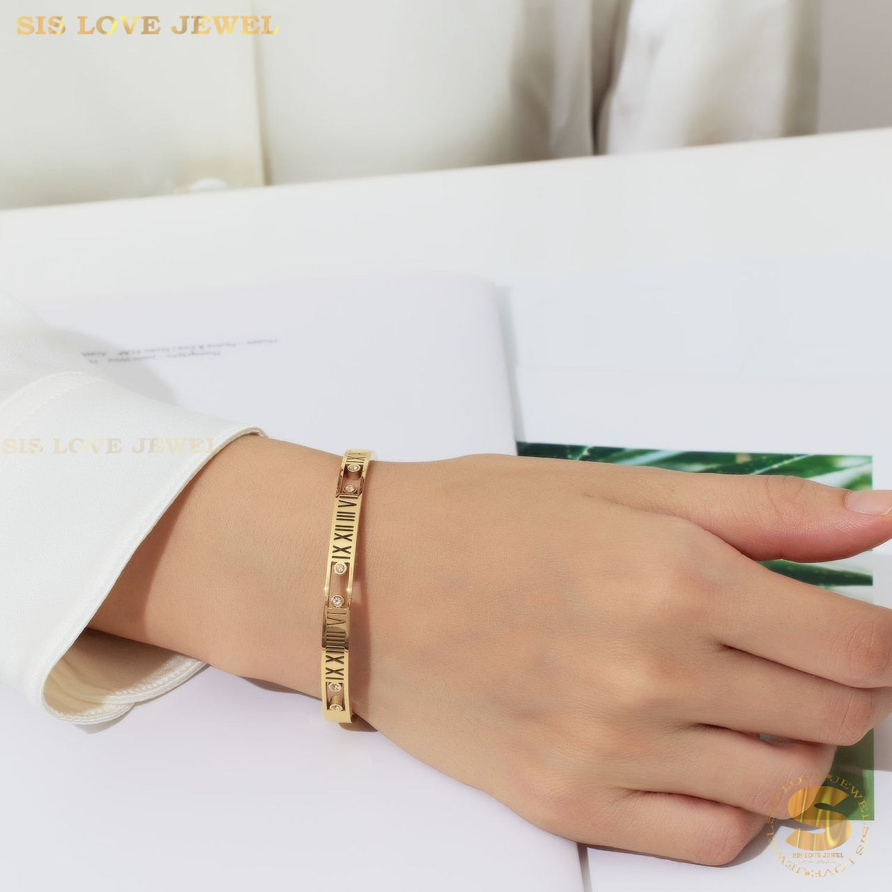 Roman Oval Bangle H041 Gold