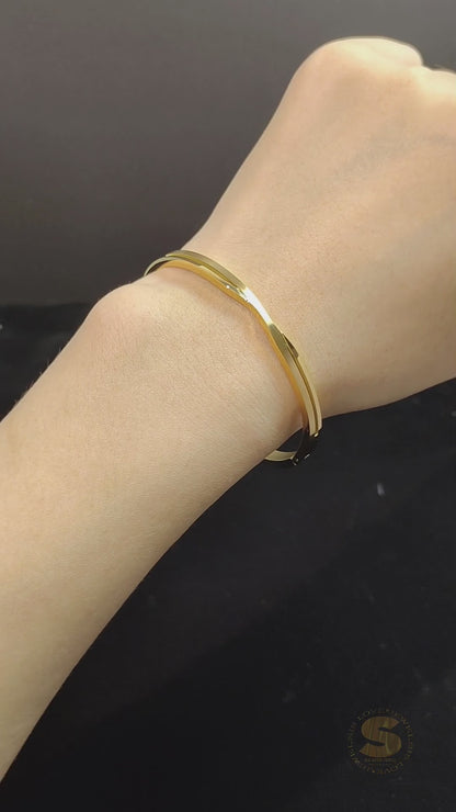 Matte Minimalist Cross Oval Bangle H099